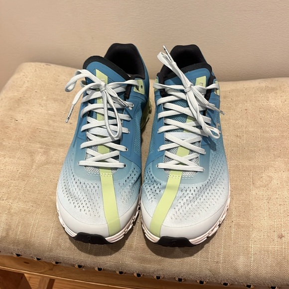 On cloud running shoes - Picture 3 of 4